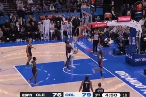 大将胆边生！席尔瓦三分线外晃飞哈登 突破起飞双手暴扣！ - 资讯配图