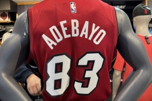 83号定制球衣！为纪念阿德巴约生涯之夜 热火商店推出定制版球衣 - 资讯配图