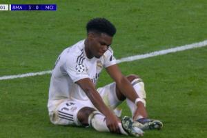 琼阿梅尼争顶落地时受伤，短暂治疗后回到场上 - 资讯配图