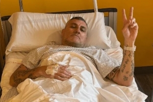 接受膝盖手术！意大利名宿维埃里晒住院图：这一关也闯过去了 - 资讯配图