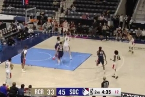 队友舒服了！杨瀚森助攻并挡住身位&肯特轻松上篮得分 - 资讯配图