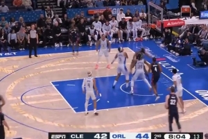 小打大！哈登单挑班凯罗 倚住防守左路突击上篮打中 - 资讯配图