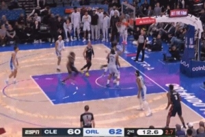 闲庭信步！哈登持球强攻 欧洲步过掉防守上篮扳平比分 - 资讯配图