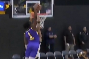 身体素质没得说！湖人新秀阿杜·蒂耶罗在发展联盟上演炸裂隔扣 - 资讯配图