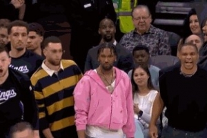 年轻人真猛啊！新秀克利福德突破单臂隔扣蒂尔曼 国王替补席兴奋 - 资讯配图