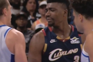 表情有点不屑~托布拼抢被犯规但手上有动作 大瓦格纳上前与其理论 - 资讯配图