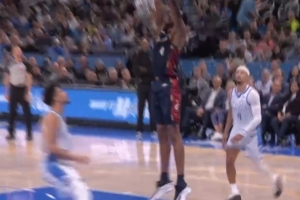 探囊取物！施罗德送吊传 莫布里接球转身空篮扣进打停魔术 - 资讯配图