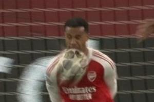 太勇敢了！加布里埃尔用脸挡住对手射门，这下看着都疼 - 资讯配图