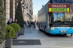 瓜帅赛后离开酒店启程返回曼彻斯特，面带笑容向球迷挥手 - 资讯配图