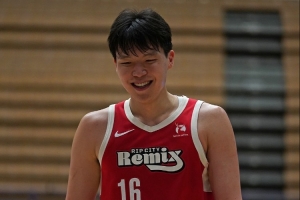 先声夺人！杨瀚森勾手命中后篮下再中 开场4分入账 - 资讯配图