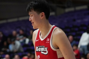 弹无虚发！杨瀚森低位要球翻身勾手再中 7中7已砍17分 - 资讯配图