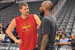 夺冠老队友！约基奇和杰夫·格林赛前寒暄许久 - 资讯配图