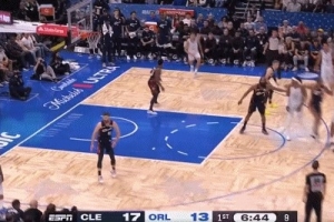 不太妙！莫布里扑防萨格斯三分再被吹犯规 半节时间不到累计2犯 - 资讯配图