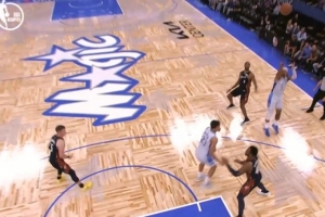 冲太凶！莫布里扑防点腕送班凯罗三分犯规 本场第二次送三分犯规 - 资讯配图