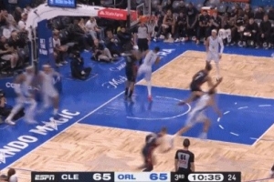 凌波微步！哈登持球强攻再度单打班凯罗得手 回防还和贝恩相撞 - 资讯配图