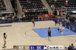 没有大碍~杨瀚森低位转身反篮上进后受伤下场 回更衣室检查后回归 - 资讯配图