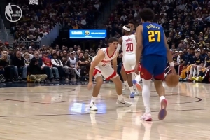 追着打！贾马尔·穆雷弧顶单挑谢泼德 扬手三分一箭穿心 - 资讯配图