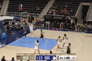 防守确实好起来了！杨瀚森先送钉板大帽 随后贴防逼迫对手失误 - 资讯配图