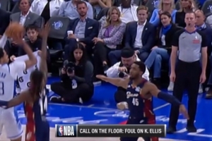 亏！埃利斯封盖被吹犯规&骑士挑战成功 埃利斯激动吃T 霍华德三分 - 资讯配图