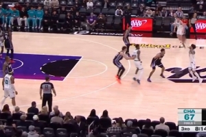 手感来了怎么投都进！三球接锅三分 踩着logo直接压哨扔进！ - 资讯配图