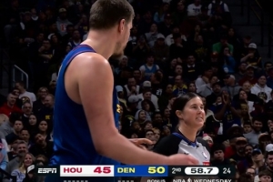 多少有点离谱！约基奇后场大回环要造投篮犯规 裁判只给普通犯规 - 资讯配图