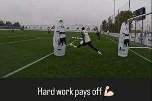 神反应挡出奥赖利捅射！库尔图瓦晒平时训练视频：努力终有回报 - 资讯配图