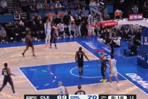 开枪庆祝咯！贝恩反跑摆脱打成2+1后 再底角追身三分打停骑士！ - 资讯配图