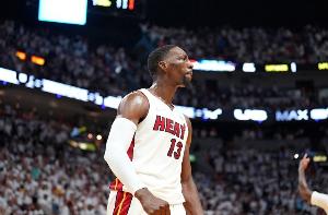 韦德:阿德巴约的43罚大部分都是实打实的 对面防不住他只能犯规 - 资讯配图