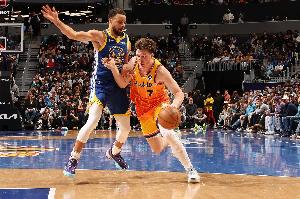 单季20分且三项命中率至少50/40/100%场数：库里前2 克尼佩尔第3 - 资讯配图