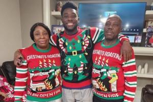 伤退后掩面哭泣！图片报：阿方索1年内4度受伤，赛后得到父母安慰 - 资讯配图