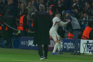 太阳报：内托推搡球童没染黄，但欧足联可能介入处罚 - 资讯配图