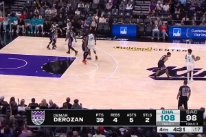 接着上分！德罗赞单打迪亚巴特强突左手上篮 已砍赛季新高39分 - 资讯配图