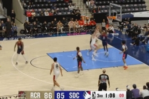 太轻松！杨瀚森背身单打 碾到篮下转身再中一球 - 资讯配图