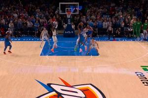 连续127场的稳定中投！亚历山大关键球中距离稳稳命中取得领先 - 资讯配图