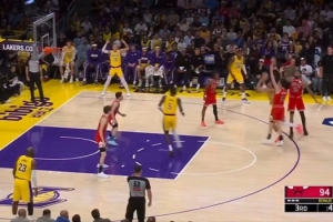 难受!东契奇钻人缝长抛投命中&先犯规不算 雷迪克&詹姆斯抱怨 - 资讯配图