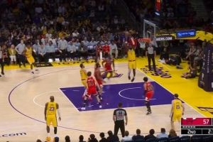 就是找你！东契奇抛传再次助飞艾顿空接扣篮得分 - 资讯配图