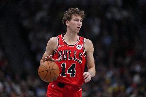 最近状态真好!布泽利斯半场11中6&三分6中3砍下17分4板2断2帽 - 资讯配图