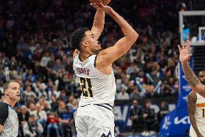 突然发力！斯潘塞·琼斯内外开花连续拿分 掘金追到4分 - 资讯配图