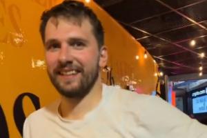 就差一助！东契奇调侃：没三双都是八村的错 他故意投丢最后一球 - 资讯配图