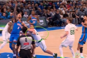 火眼金睛！杰林威不沉球上篮2+1 绿军挑战成功&杰林威先进攻犯规 - 资讯配图