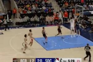 就这么打！杨瀚森积极拼命回防 追身钉板血帽挽救队友失误 - 资讯配图