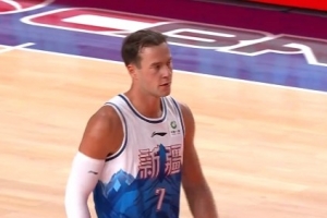 首秀有内容！新疆外援门内加13分钟6中3拿10分 有内有外能冲击 - 资讯配图