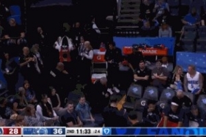 落地不稳！奇才库珀反击上篮崴脚 已返回更衣室 - 资讯配图