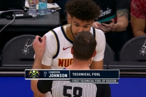 本赛季首T！卡梅隆·约翰逊拉拽加推卡斯尔犯规 回放补吹技术犯规 - 资讯配图