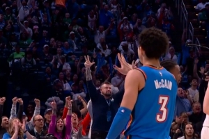 美甲亮闪闪！卡鲁索抢断助攻麦凯恩追身三分命中 雷霆反超比分！ - 资讯配图