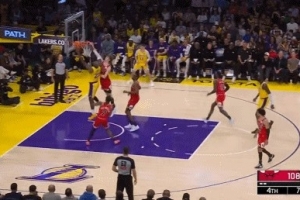 运转流畅！詹姆斯分球后掩护顺下 接球冲击篮筐造成杀伤 - 资讯配图