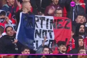 又添一笔账！里尔球迷狂嘘大马丁，拉横幅称“不欢迎” - 资讯配图