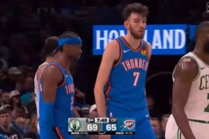 杰伦·布朗不满亚历山大突破造规：那根本不是篮球！ - 资讯配图