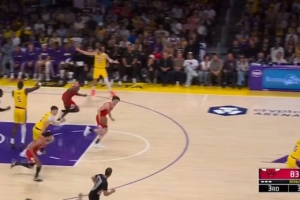 老毛病！东契奇强攻不中摊手抱怨&不回防 公牛追击长两分惩戒 - 资讯配图