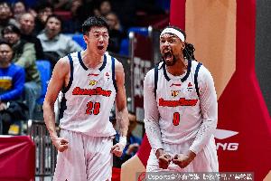 弑旧主！萨林杰15中9砍全场最高25分另6板 关键三分+罚球定胜局 - 资讯配图